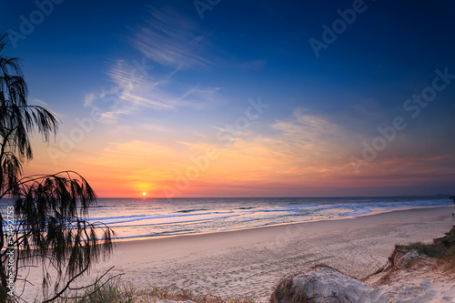 Naklejka samoprzylepna Główna plaża o wschodzie słońca (Queensland, Australia)