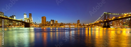 Board z aluminiowym obramowaniem Widok z mostu manhattan i brooklyn i panoramę nocą