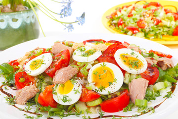 Wall Mural - Salat mit Thunfisch und Ei