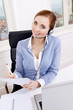 Junge blonde Frau arbeitet in einem callcenter mit headset