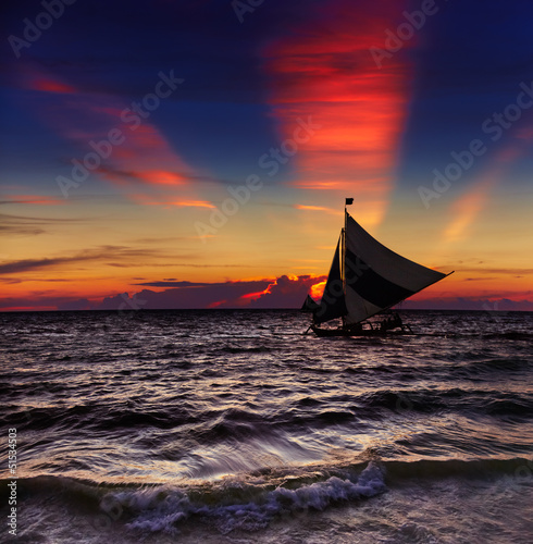 Plakat na papierze fotorealistycznym Tropikalny zachód słońca z żaglówką, boracay, Filipiny