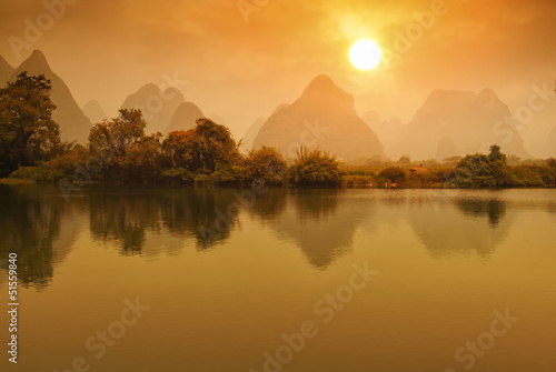 Obraz na płótnie canvas Zachód słońca krajobraz yangshuo w guilin, Chiny
