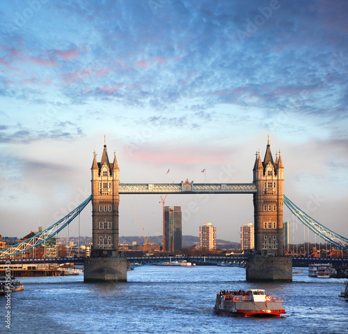 Fotoboard na płycie Tower Bridge z łodzi w Londynie, w Anglii