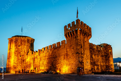 Fotografía Medieval Castle of Kamerlengo in Trogir Illuminated in the Night