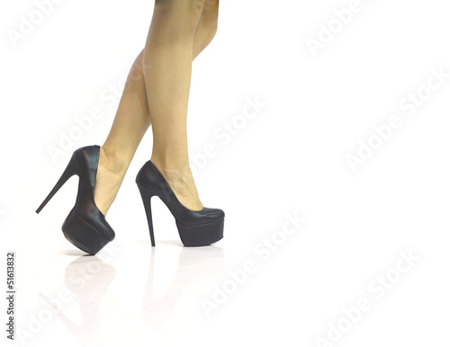 Board z aluminiowym obramowaniem Sexy nogi w czarne buty na wysokich obcasach na białym