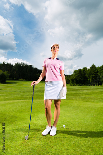 Obraz na płótnie canvas czteroczęściowy "tetraptyk" Młody żeński golfista na kursie