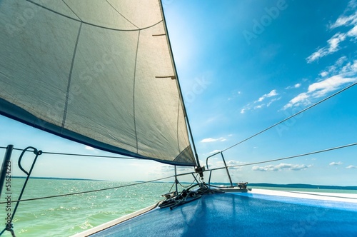 Foto-Kissen - Sailing boat on the water (von Sved Oliver)
