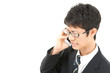 © masa1986 - iPhoneで話す男性　トラブル