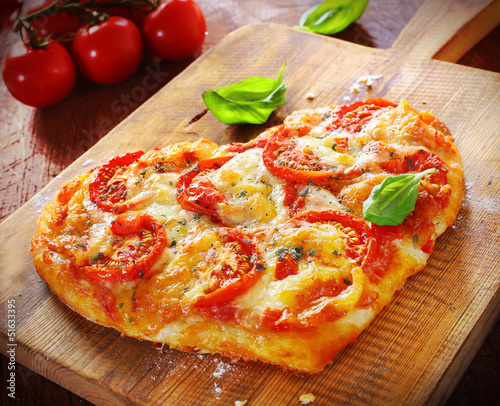 Naklejka samoprzylepna Pizza wegetariańska w kształcie serca