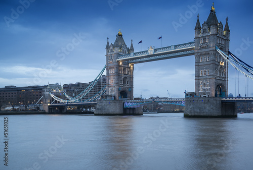 Fotoboard na płycie Tower Bridge w Londynie podczas godziny niebieski