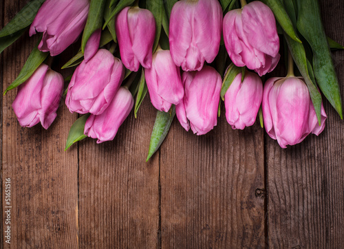 Tapeta ścienna Różowe tulipany na drewnianym stole