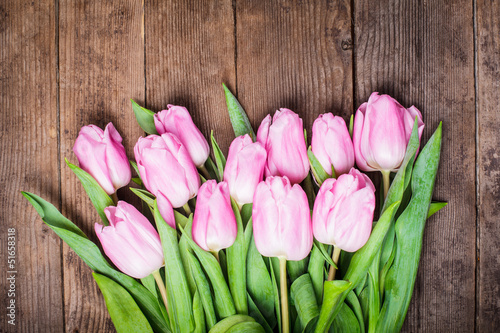 Tapeta ścienna Różowe tulipany na drewnianym stole
