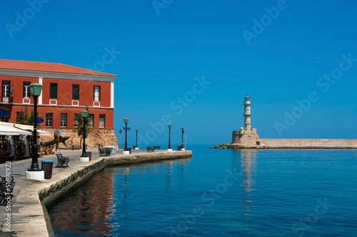 Obraz na płótnie canvas Promenada i latarnia morska w chania, kreta, grecja