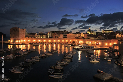 Plakat na papierze fotorealistycznym Stary port Dubrownik nocą, Chorwacja