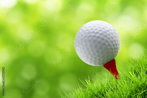 Obraz na płótnie canvas Piłeczka golfowa na tee