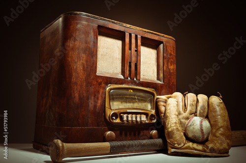 Board z aluminiowym obramowaniem Antyczne radio z baseball mit i rękawiczki