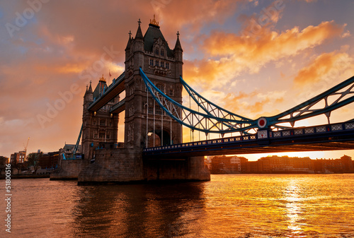 Fotoboard na płycie Tower Bridge w Londynie, w Anglii