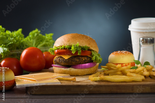 Naklejka samoprzylepna Fast food hamburger z dużą ilością surowców na backgrou