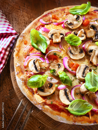 Naklejka samoprzylepna Smaczna pizza z pieczarkami i cebulą