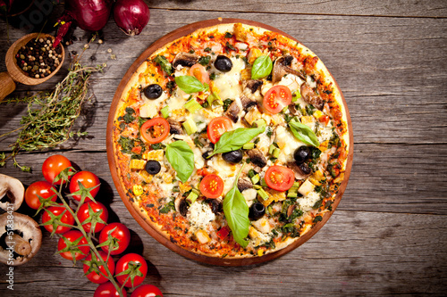 Naklejka samoprzylepna Pyszne świeże pizza serwowane na drewnianym stole