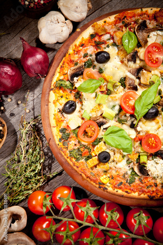 Naklejka samoprzylepna Pyszne świeże pizza serwowane na drewnianym stole
