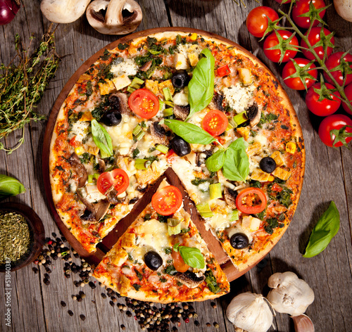 Naklejka samoprzylepna Pyszne świeże pizza serwowane na drewnianym stole