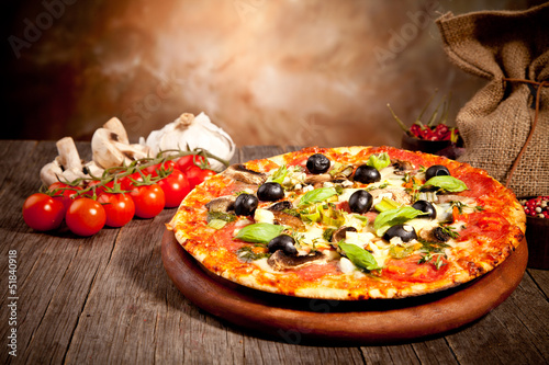 Naklejka samoprzylepna Pyszne świeże pizza serwowane na drewnianym stole