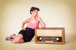 Pinup Mädchen liegt neben altem Radio