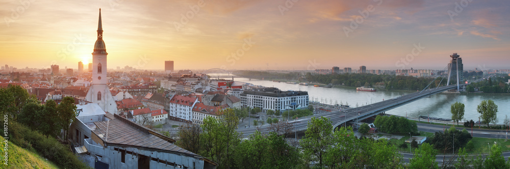 Obraz na płótnie Bratislava panorama at sunrise w salonie