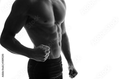 muscilar-mezczyzna-odizolowywajacy-na-bielu