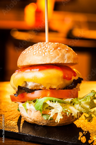 Naklejka samoprzylepna Mały burger