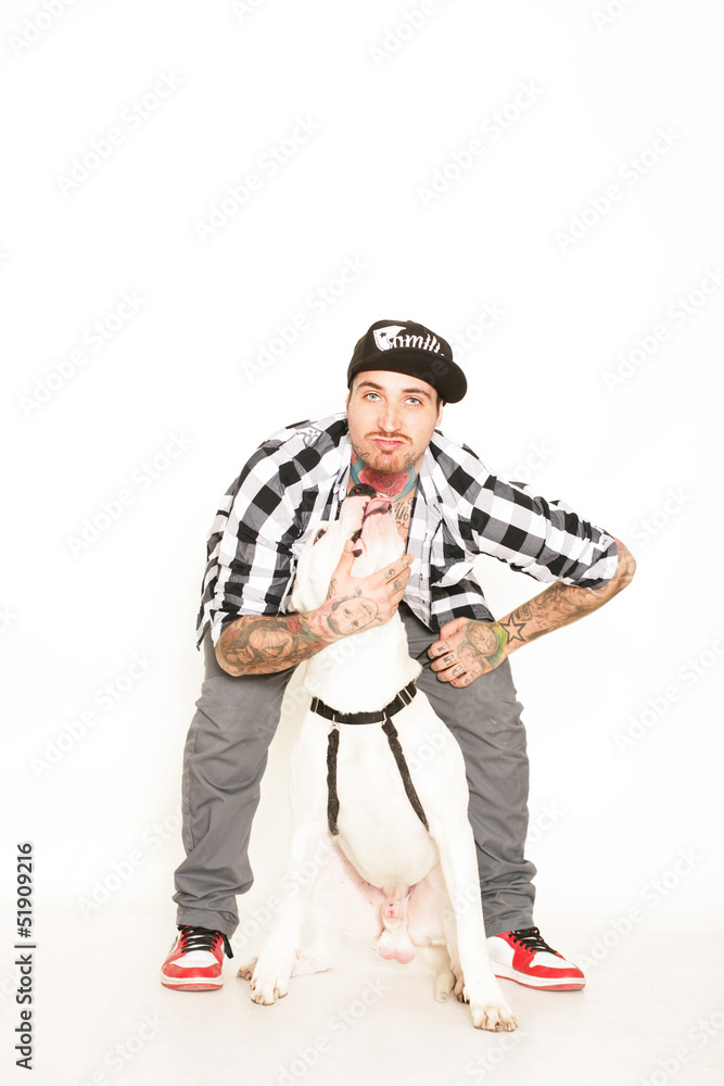 Tätowierter Mann Mit Hund Stock GamesAgeddon
