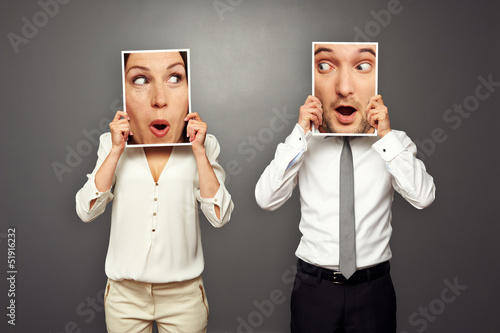 Photographie man and woman holding surprised faces