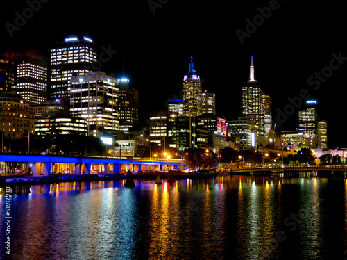 Naklejka samoprzylepna Patrząc w dół rzeki yarra w świetle melbourne w nocy