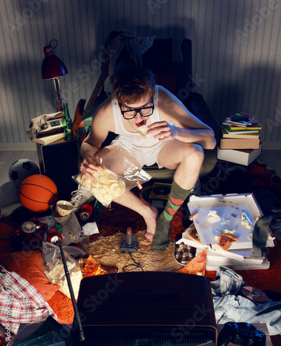Boy Watching Tv And Eating Chips On Chair Kaufen Sie