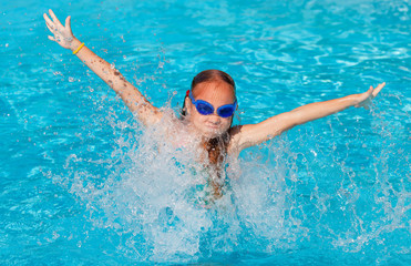 Canvas Print - little girl playing in the swimming pool