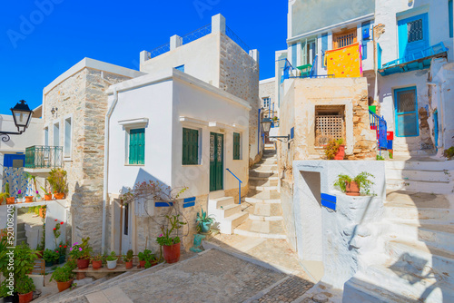 Naklejka uliczka grecka  grecja-architektura-wyspy-syros-wewnatrz-glownej-stolicy-z-widokiem-o