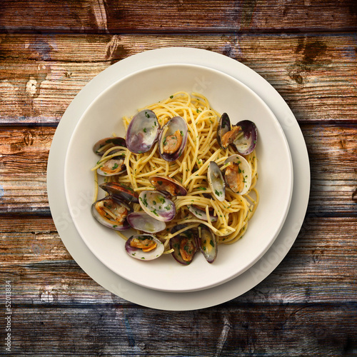 Board z aluminiowym obramowaniem Spaghetti z małży na drewniane tła