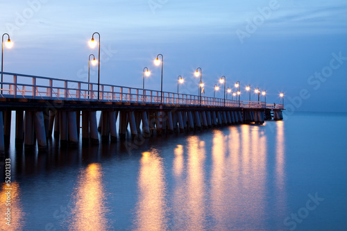 Plakat na papierze fotorealistycznym Wschód słońca na molo nad morzem, gdynia orłowo, polska.