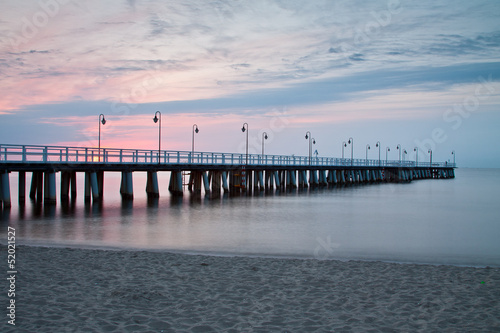 Plakat na papierze fotorealistycznym Wschód słońca na molo nad morzem, gdynia orłowo, polska.