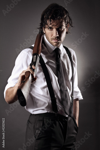 Fotografia  Seductive gangster with shotgun