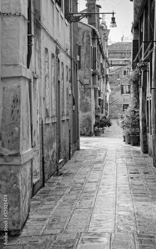 Fototapeta na wymiar Narrow alley in Venice, Italy