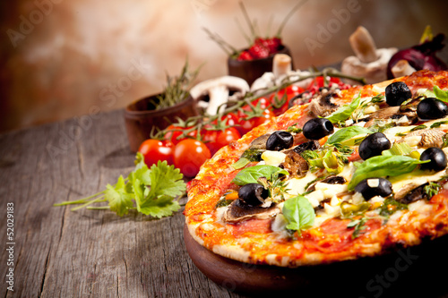 Naklejka samoprzylepna Świeża włoska pizza