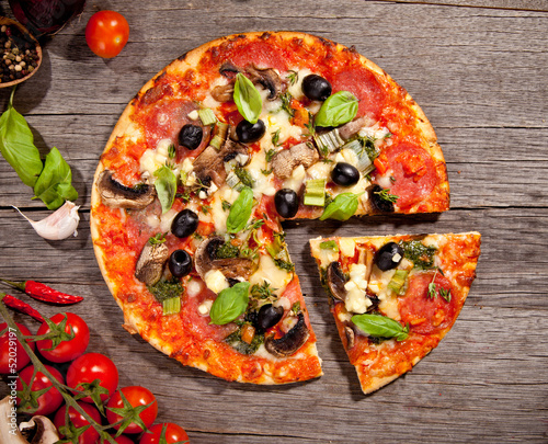 Naklejka samoprzylepna Świeża włoska pizza, widok z góry