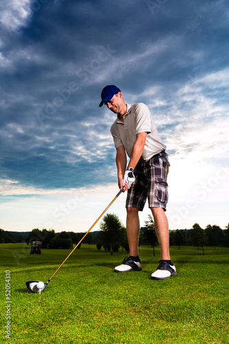 Obraz na płótnie canvas Młody gracz w golfa na kursie golf swing