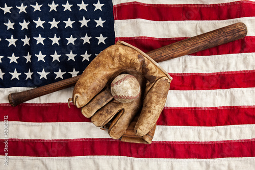 Board z aluminiowym obramowaniem Vintage baseball, bat i rękawiczki na amerykańską flagę
