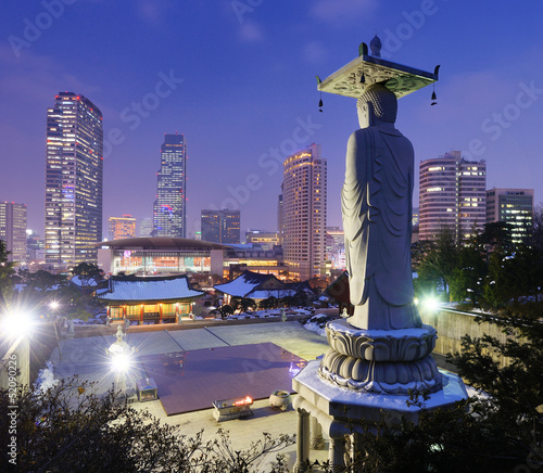 Obraz na płótnie canvas Seoul, korea południowa w świątyni bongeunsa