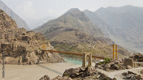 Board z aluminiowym obramowaniem Most wiszący przez rzekę Indus, Pakistan