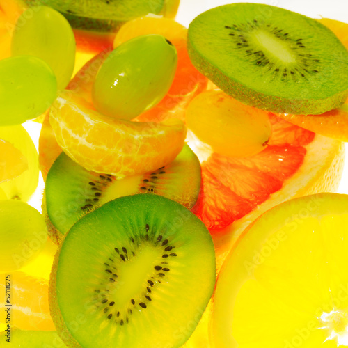 owocowe-tlo-z-mandarynek-kiwi-i-winogron