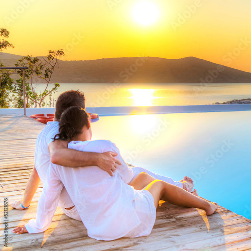 Foto-Kissen - Couple in hug watching together sunrise in Greece (von Patryk Kosmider)
